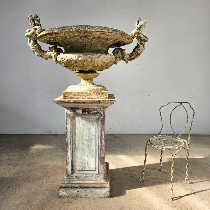Monumentale vasque en fonte 19ème à décor de tritons