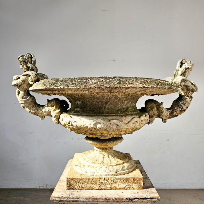 Monumentale vasque en fonte 19ème à décor de tritons. Autre prise de vue