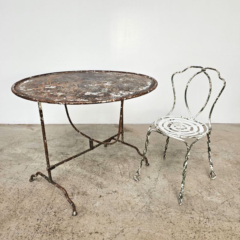 Jolie table de jardin 19éme basculante en métal. Autre prise de vue