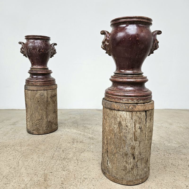 Superbe paire de vases et socles 19ème en fonte émaillée de couleur pourpre