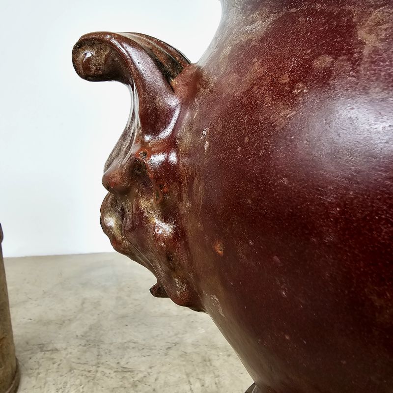 Superbe paire de vases et socles 19ème en fonte émaillée de couleur pourpre. Autre prise de vue