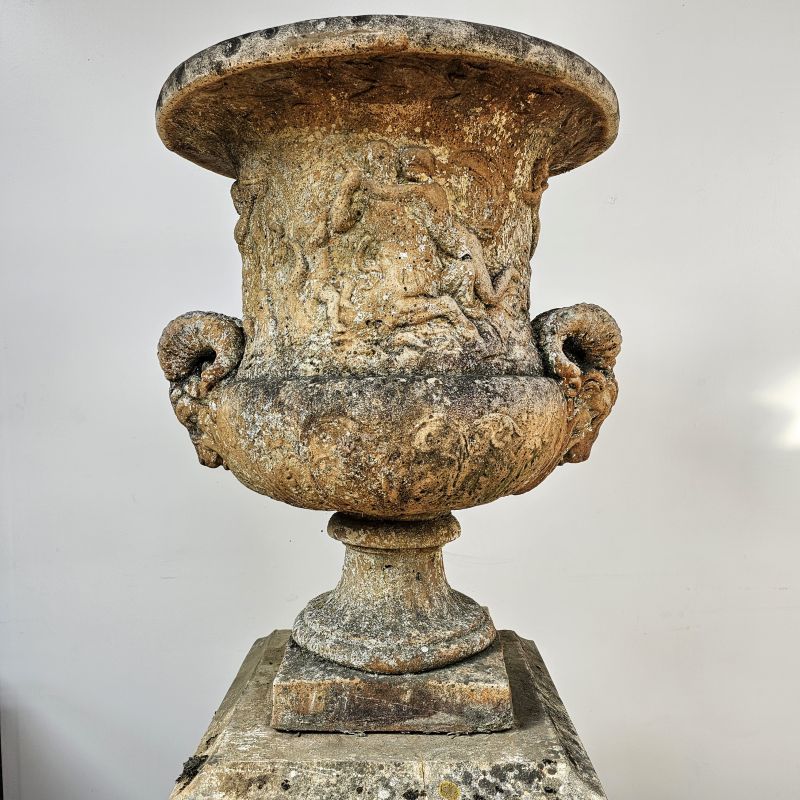 Exceptionnel ensemble de jardin en pierre reconstituée composé de 4 socles à l'antique et 4 enormes vases à têtes de béliers , décor de naïades. Milieu 20ème. Superbe patine du temps.. Autre prise de vue