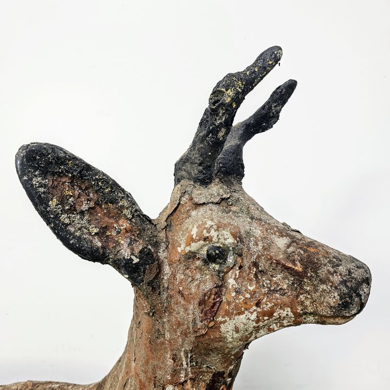 Jolie biche en béton, art populaire français début 20ème. Autre prise de vue