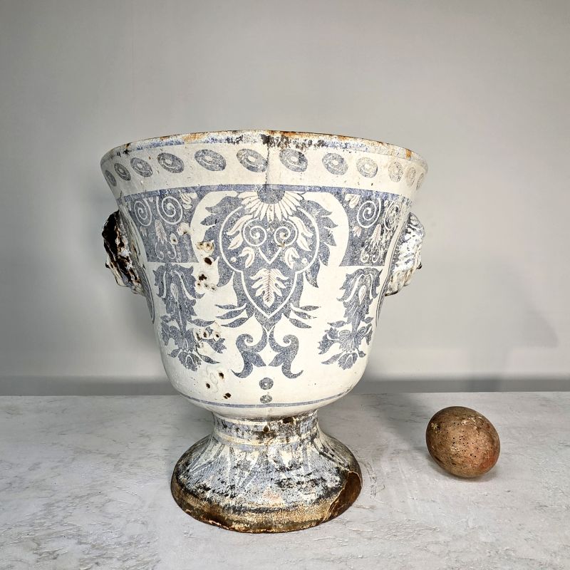 Joli vase en fonte émaillée 19ème décor de Rouen
