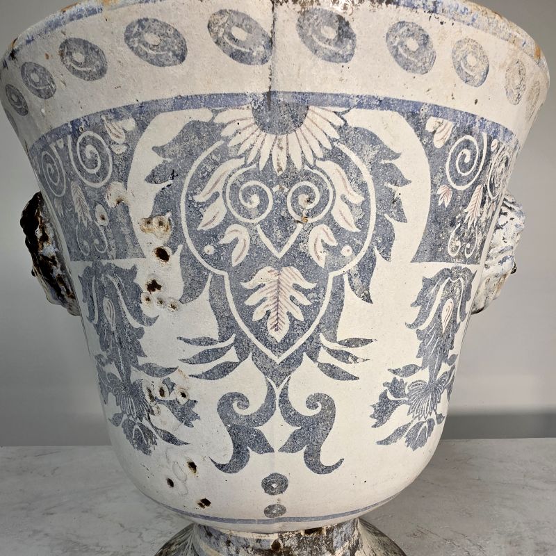 Joli vase en fonte émaillée 19ème décor de Rouen. Autre prise de vue