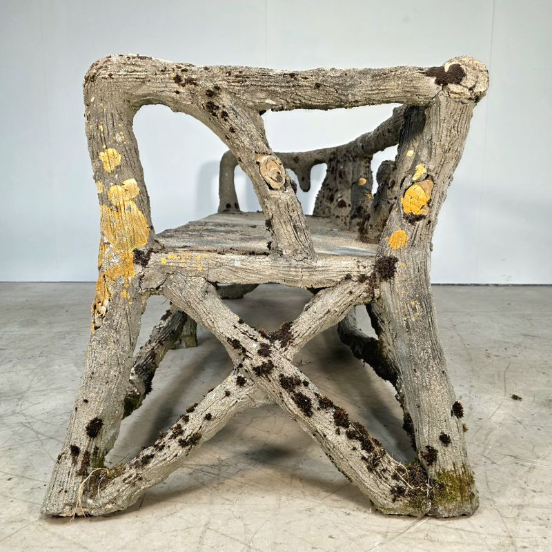 Superbe banc en beton façon " faux bois". Autre prise de vue