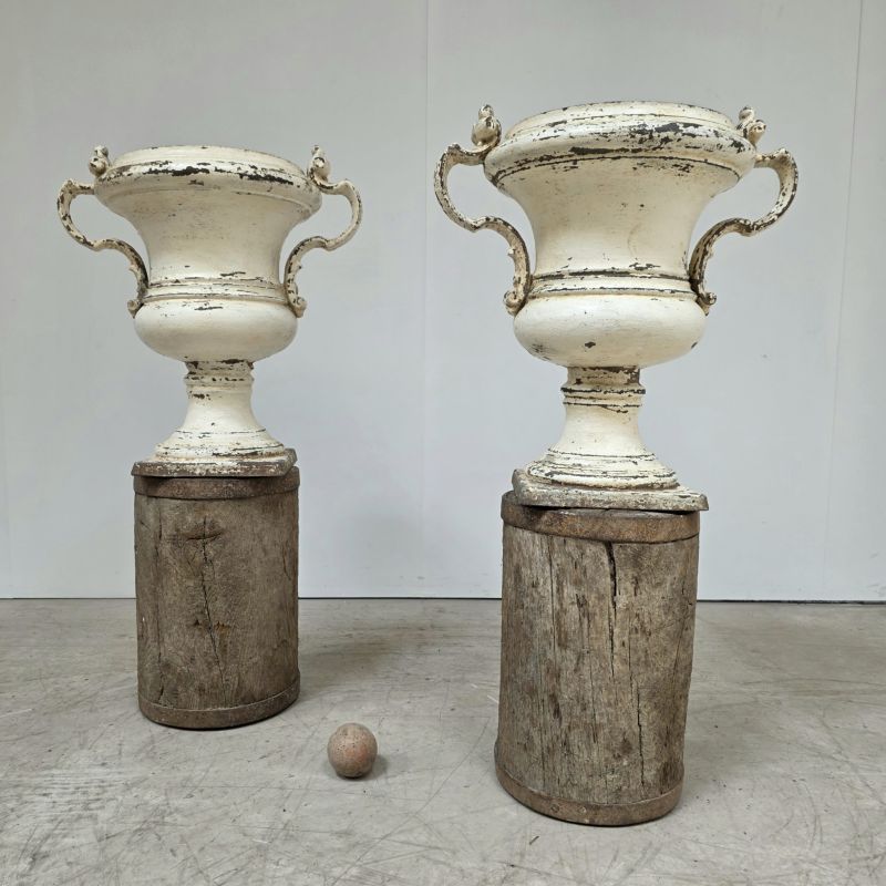 Jolie paire de vases en fonte 19ème de style Louis XIV