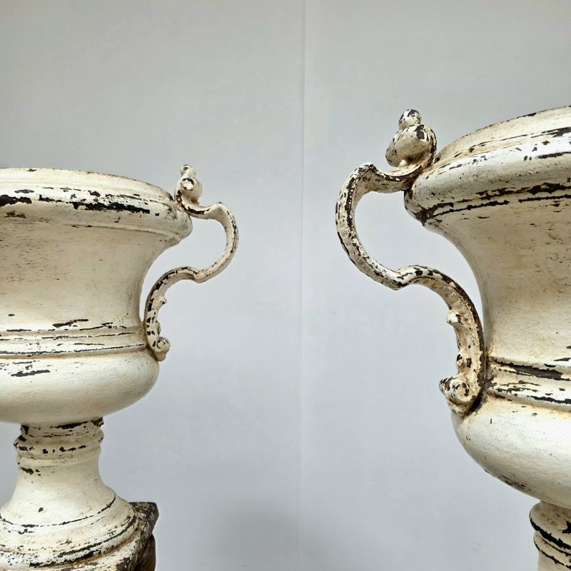 Jolie paire de vases en fonte 19ème de style Louis XIV. Autre prise de vue