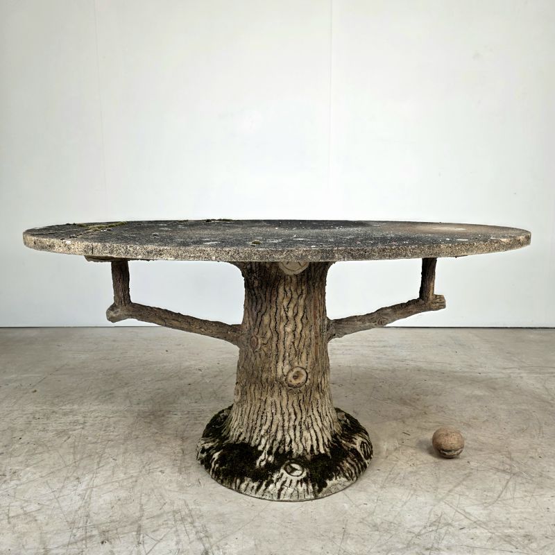 Atypique table ovale de jardin en béton façon faux bois