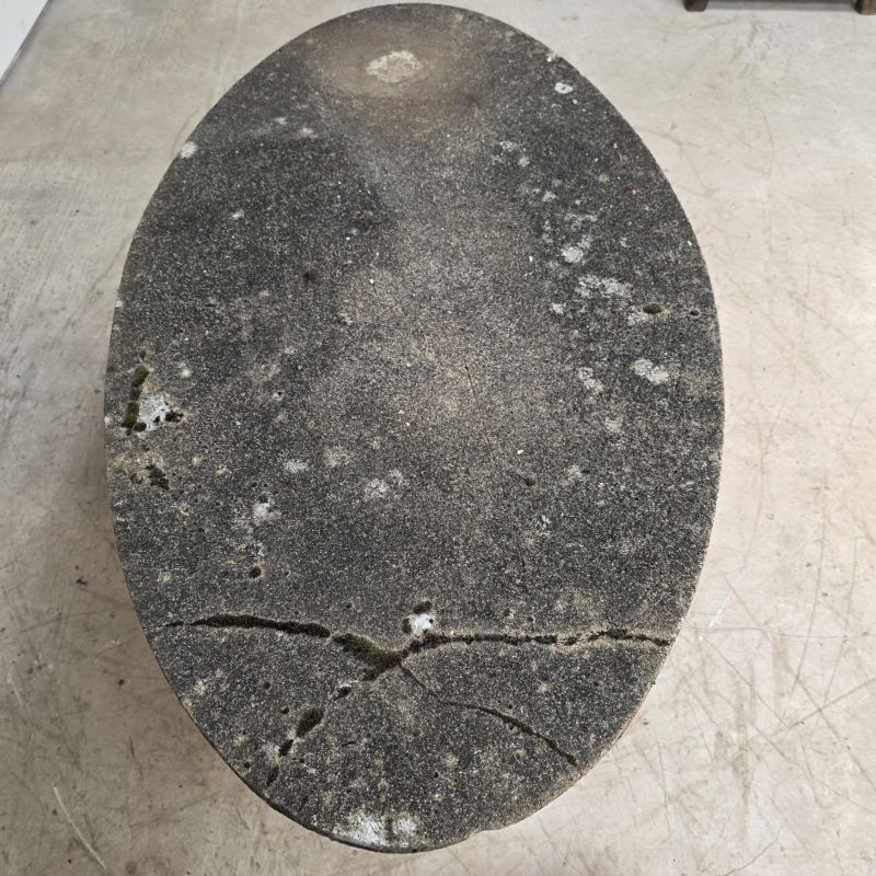 Atypique table ovale de jardin en béton façon faux bois. Autre prise de vue