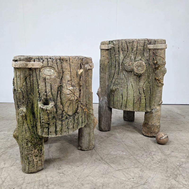 Paire d'atypiques jardinières en ciment façon faux bois
