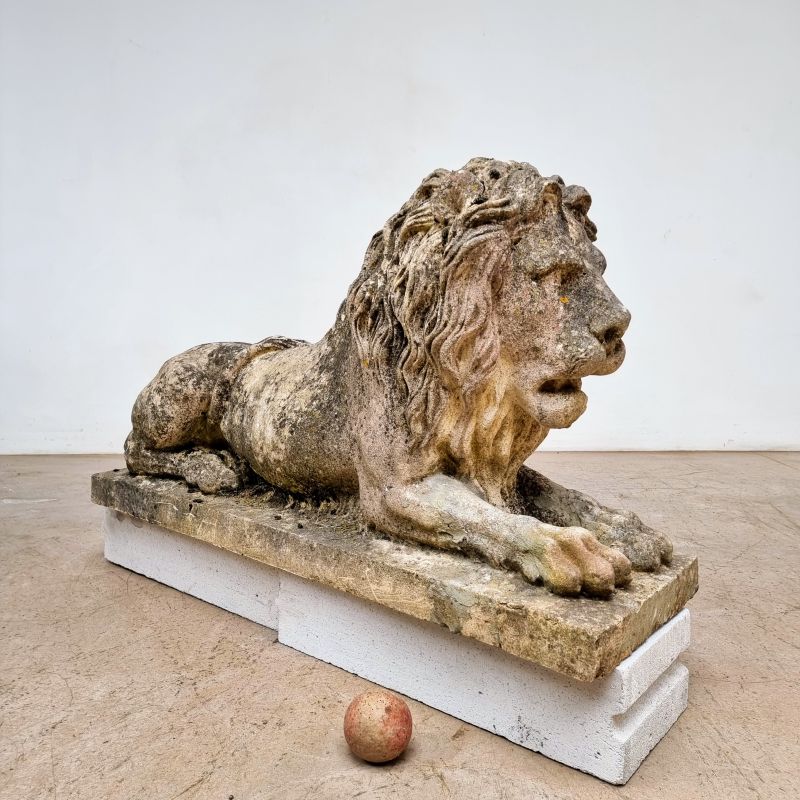 Important park lion around 1900. Very nice weather patina