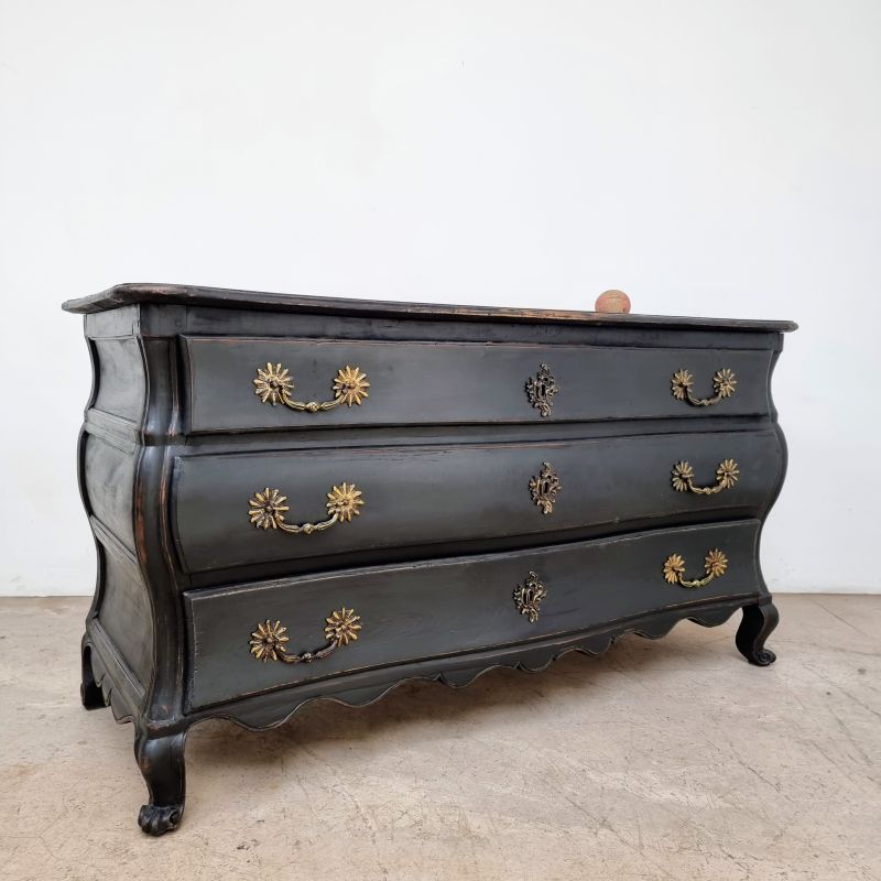 Large 18th curved chest of drawers "pantalonniere"