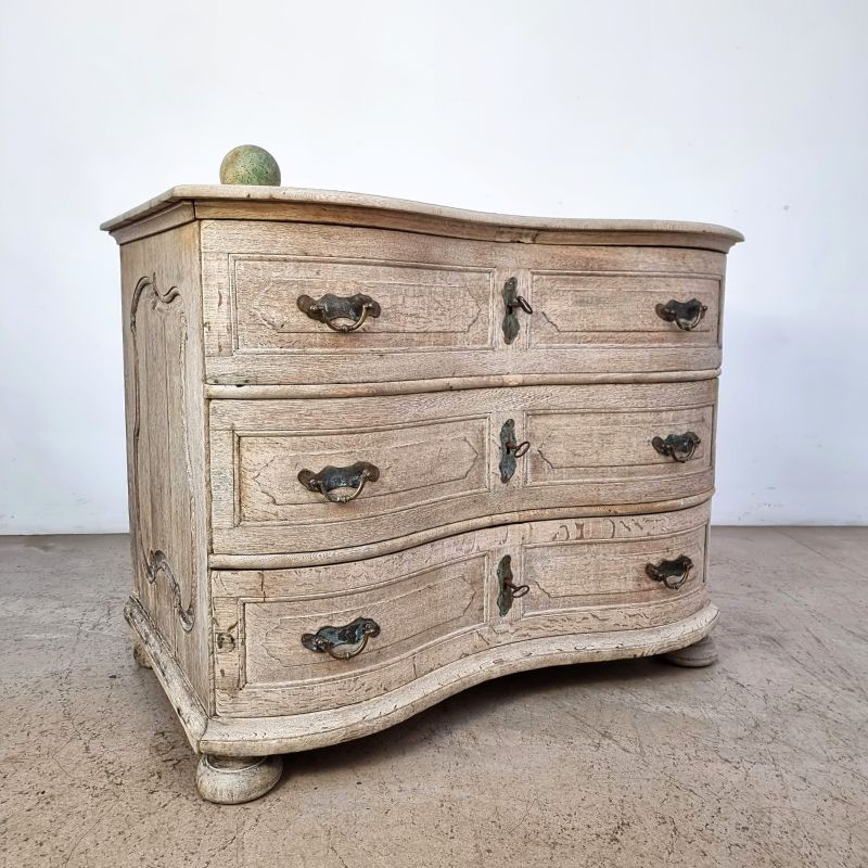 Beautiful 18th century bleached oak curved chest of drawers