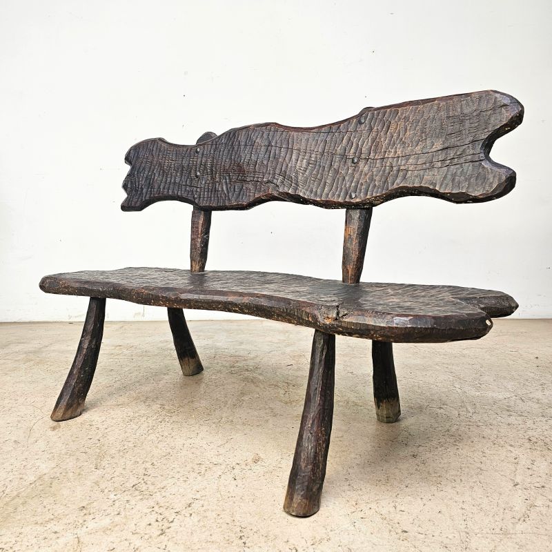 Joli Banc brutaliste sculpté à l'herminette