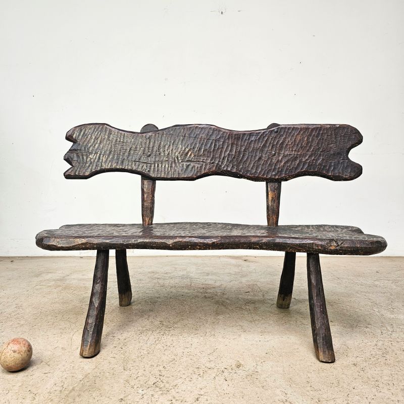 Joli Banc brutaliste sculpté à l'herminette. Autre prise de vue