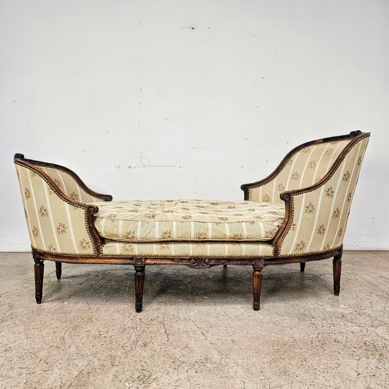 Walnut Louis XVI period daybed. Said "duchesse en bateau". On 8 legs.  Large backrest