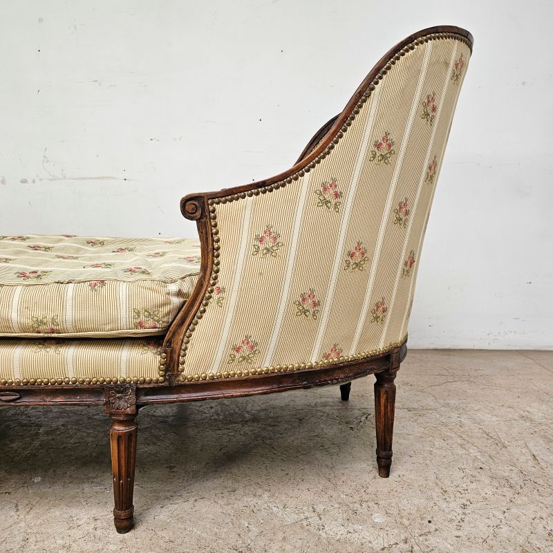 Walnut Louis XVI period daybed. Said "duchesse en bateau". On 8 legs.  Large backrest. Alternate view