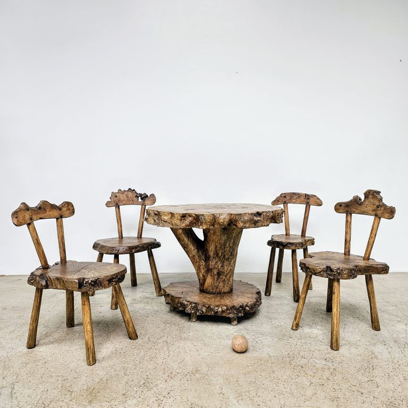 Belle ensemble de 4 chaises et table brutaliste en orme vers 1900
