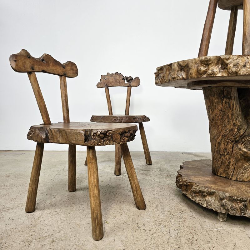 Belle ensemble de 4 chaises et table brutaliste en orme vers 1900. Autre prise de vue