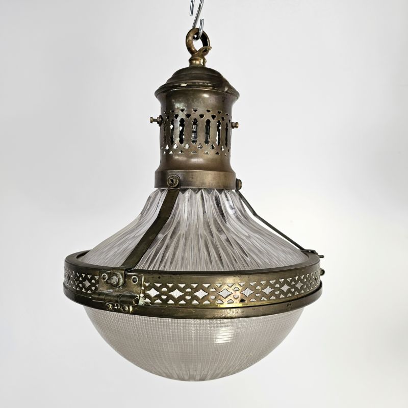 Jolie paire de suspensions Holophane en laiton vers 1920. Autre prise de vue