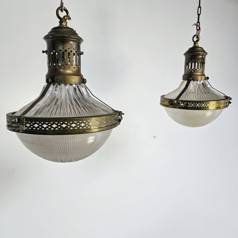 Jolie paire de suspensions Holophane en laiton vers 1920