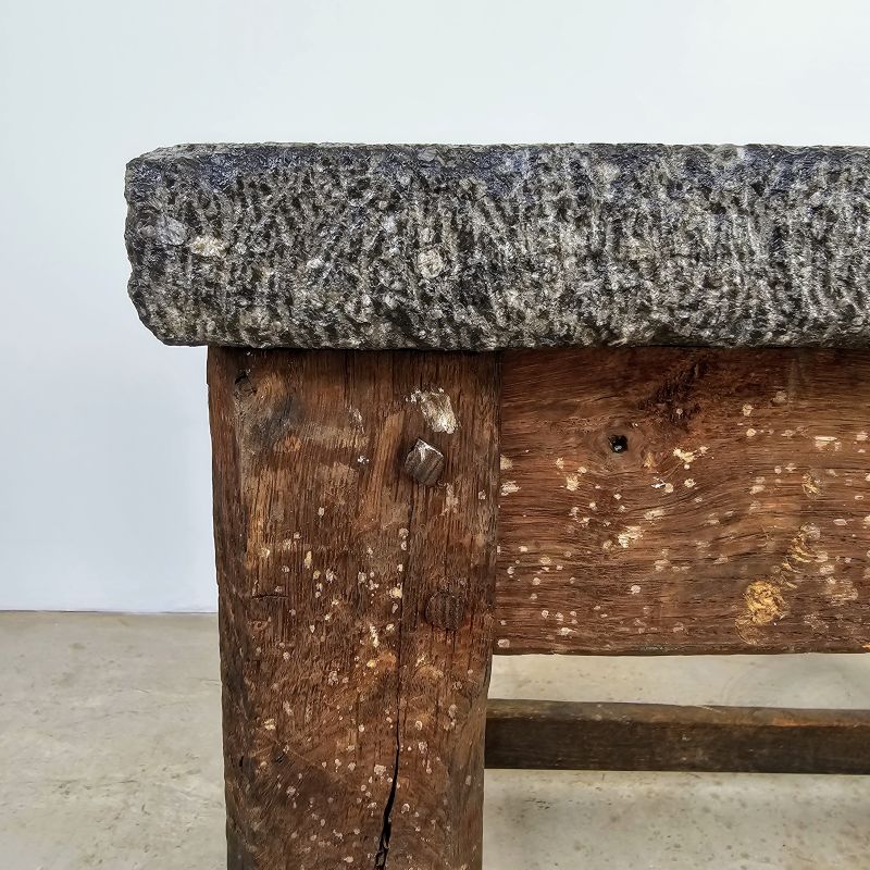 Table de travail en chêne dessus en pierre bleue. Autre prise de vue
