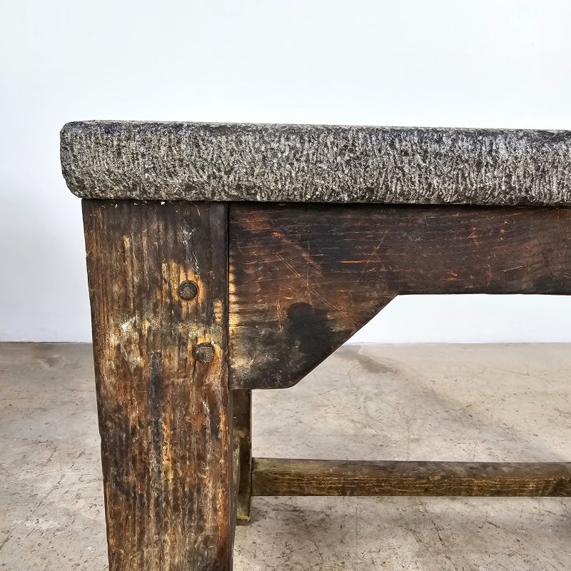 Table de travail en chêne dessus pierre bleue. Autre prise de vue