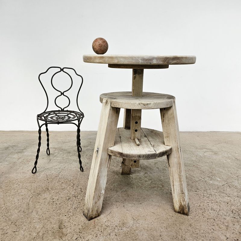 Importante sellette de sculpteur en chêne blanchi
