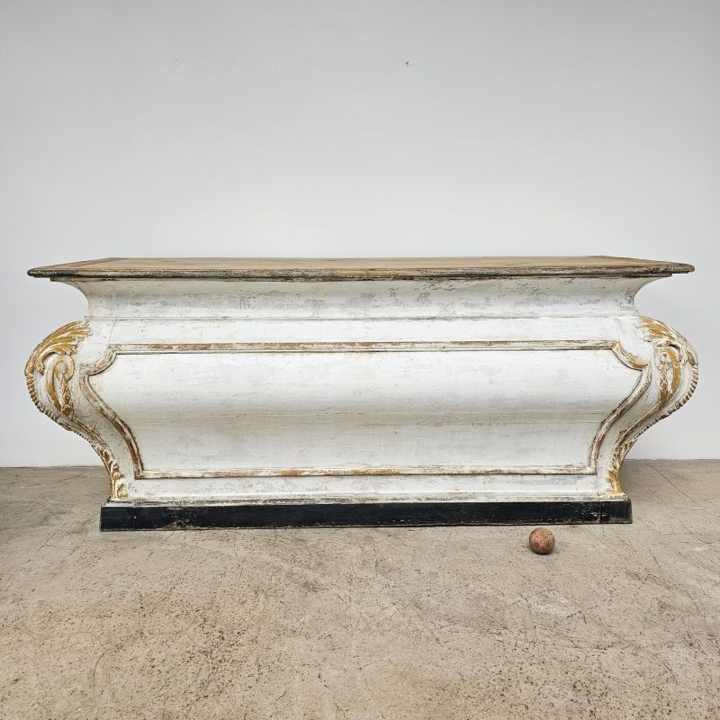 Exceptional curved 18th century altar