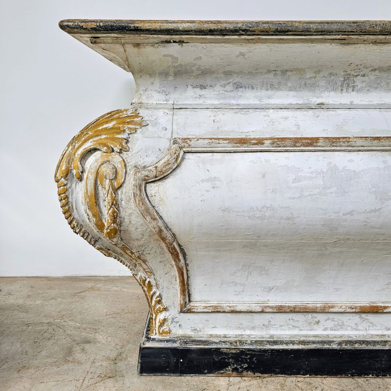 Exceptional curved 18th century altar. Alternate view