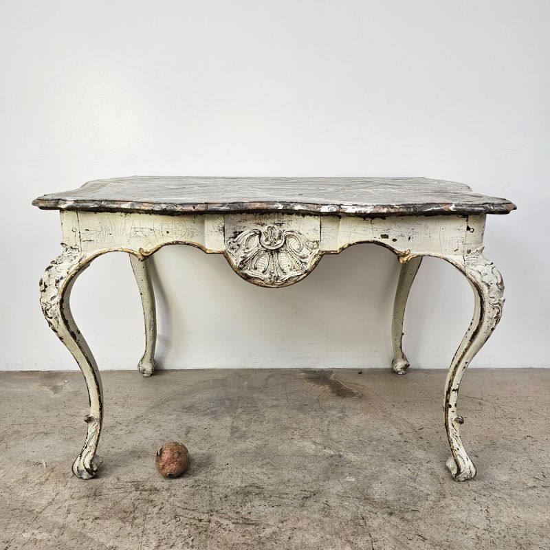 Importante console galbée d'époque 18ème polychrome provenant d'un relais de chasse