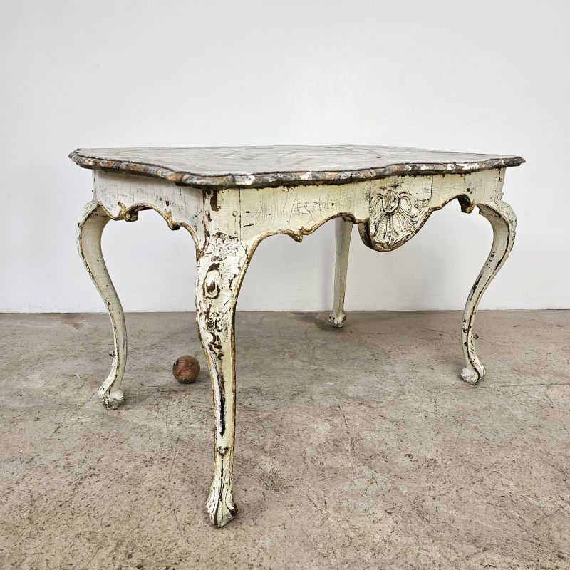 Importante console galbée d'époque 18ème polychrome provenant d'un relais de chasse. Autre prise de vue