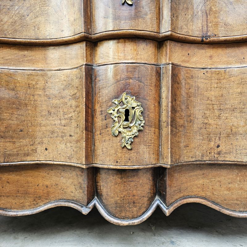 Exceptionnelle commode arbalète en noyer du 18ème. Autre prise de vue