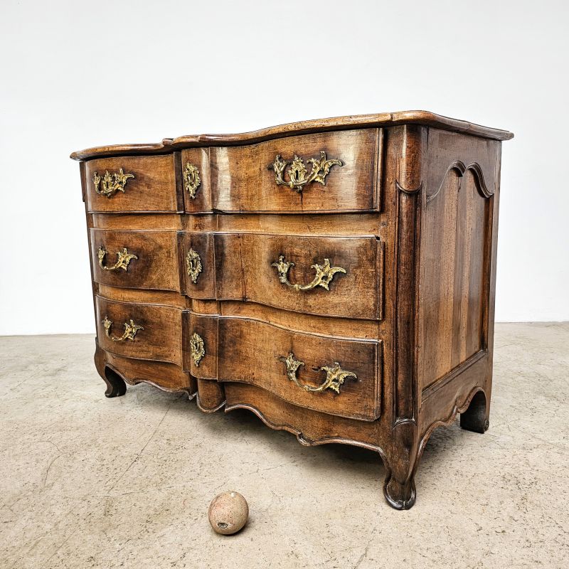 Exceptionnelle commode arbalète en noyer du 18ème