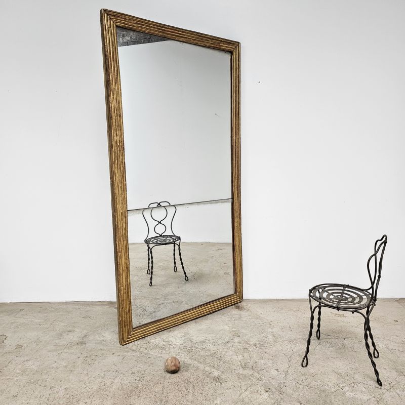 Très grand miroir neoclassique fin 18ème à rainures, sculpté en bois doré