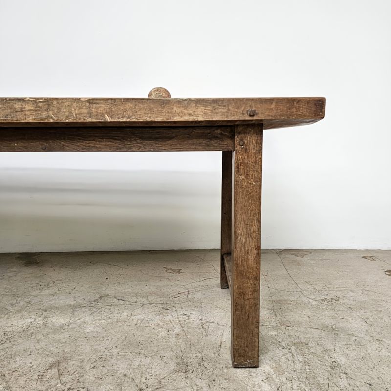 Grande table d'office en orme 19ème. Plateau en une planche. Autre prise de vue