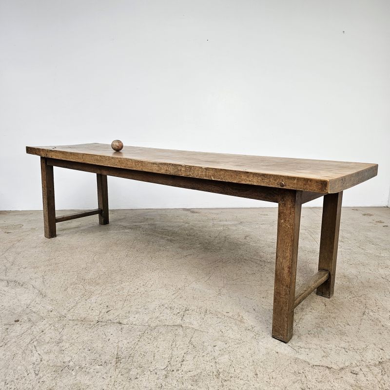 Grande table d'office en orme 19ème. Plateau en une planche