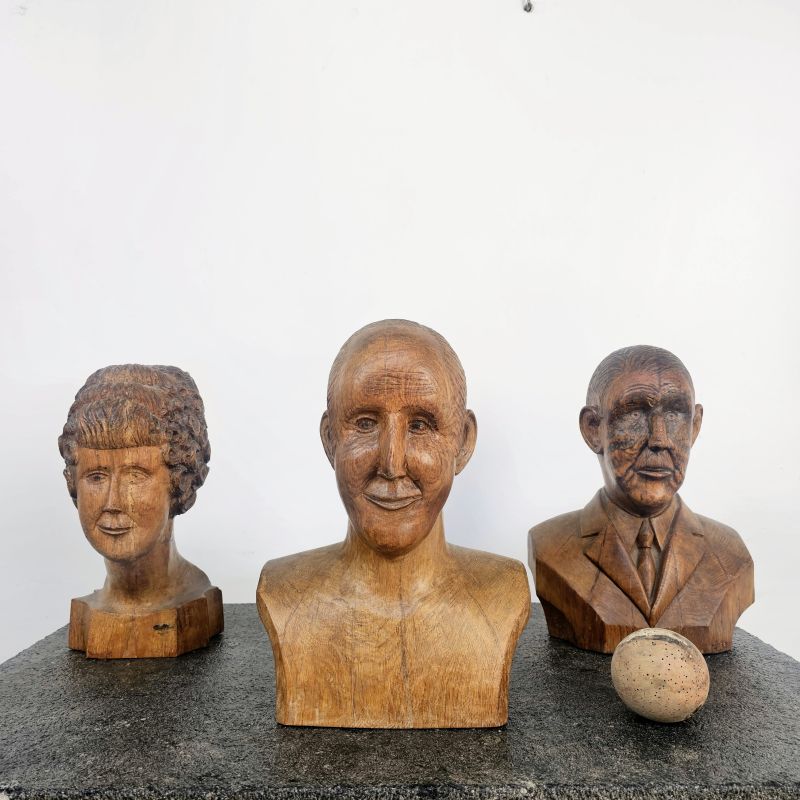 Surprenante série de 3 bustes art populaire en chêne sculpté vers 1930. Signé M Quélen