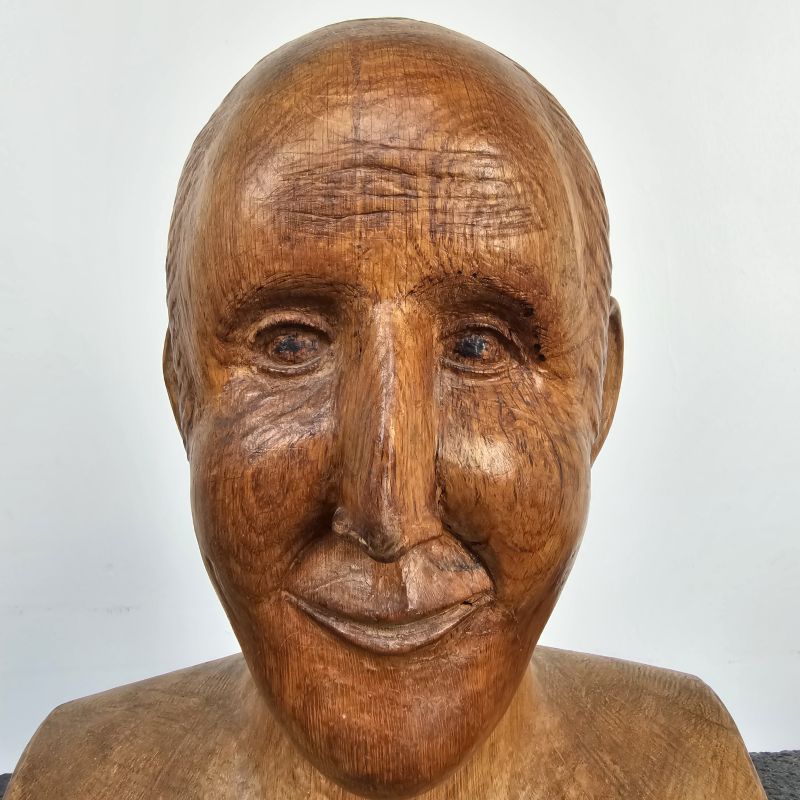 Surprenante série de 3 bustes art populaire en chêne sculpté vers 1930. Signé M Quélen. Autre prise de vue