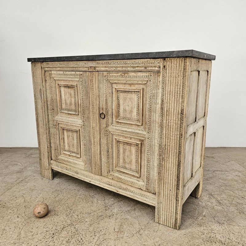 Buffet en chêne blanchi d'époque 17ème, dessus en pierre bleue