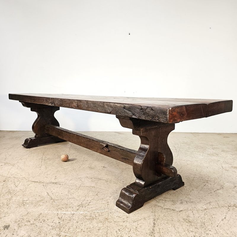 Importante table à manger en chêne 18ème. Plateau en deux planches