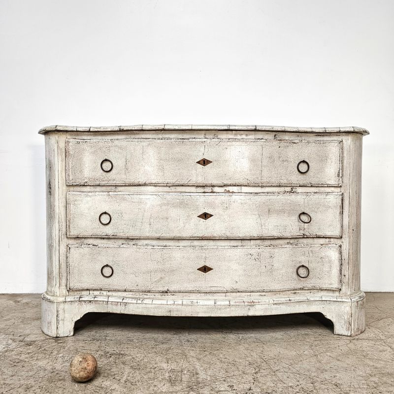 Importante commode galbée italienne du 18ème, peinte.. Autre prise de vue
