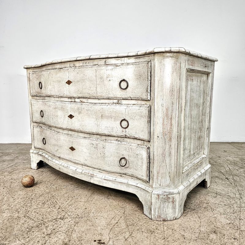 Importante commode galbée italienne du 18ème, peinte.