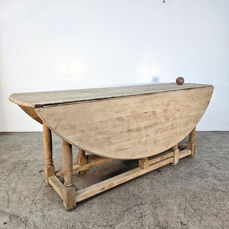 Grande table de salle à manger gate leg en chêne blanchi. Autre prise de vue