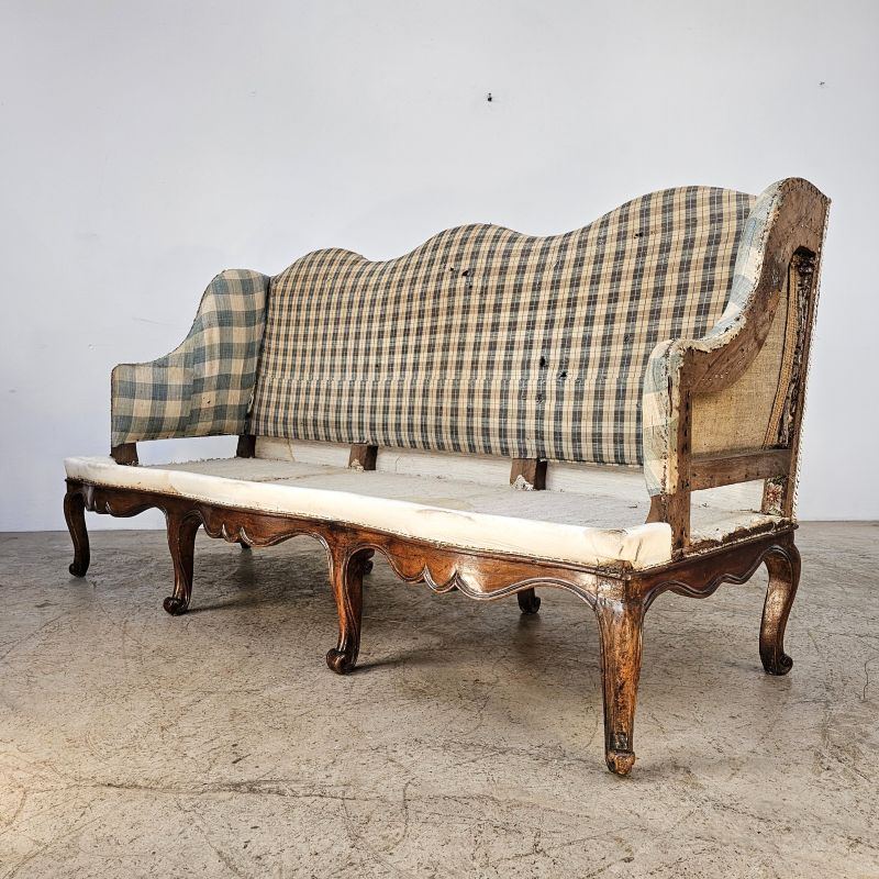 Belle banquette provençale galbée en noyer d'époque 18ème