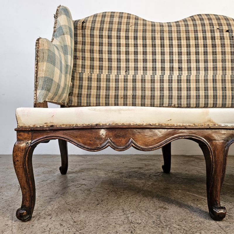 Belle banquette provençale galbée en noyer d'époque 18ème. Autre prise de vue