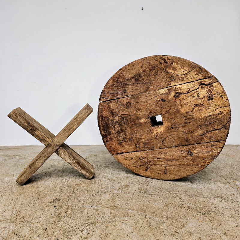 Superbe table basse brutaliste en bois. Autre prise de vue
