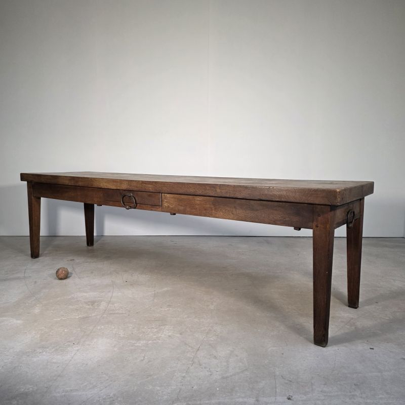 Superbe table d'office en chêne 19ème. Plateau en une planche.