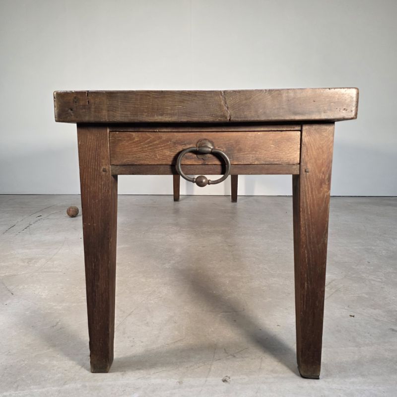 Superbe table d'office en chêne 19ème. Plateau en une planche.. Autre prise de vue